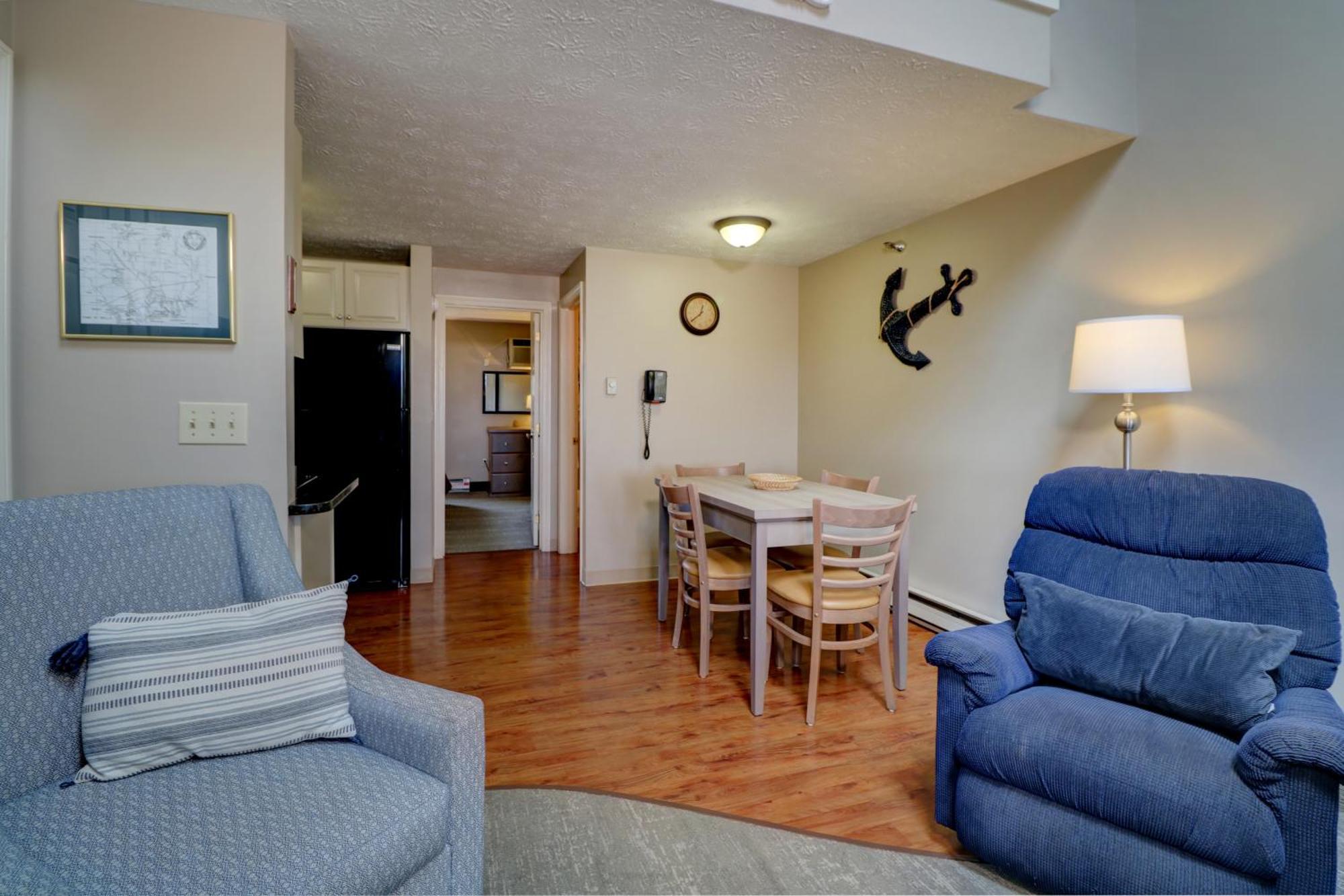 2 Bedroom Loft Suite or Queen bed,1657189404:JPEG